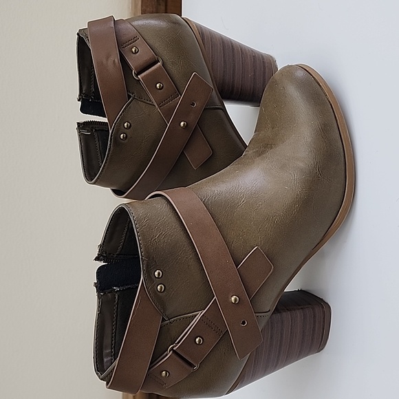 Soda womens size 7 Green booties‎ - Picture 1 of 7